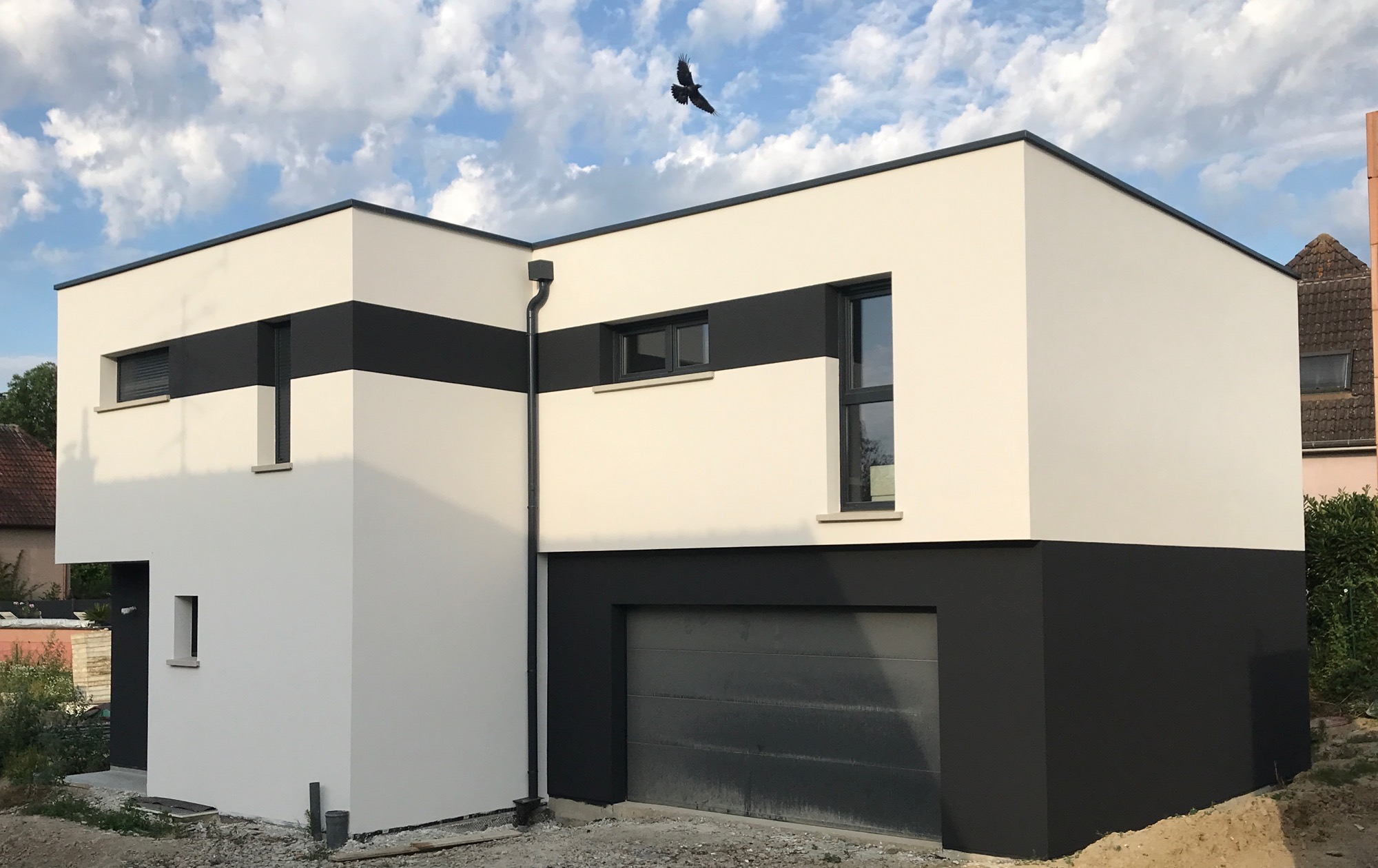Maison cubique blanche et anthracite à Morschwiller-le-Bas